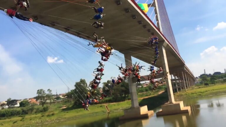 149 daredevils jumped together off a bridge in Hortolandia, SP, Brazil
